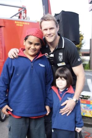 Micheal Luck with students from Papatoetoe South Primary School